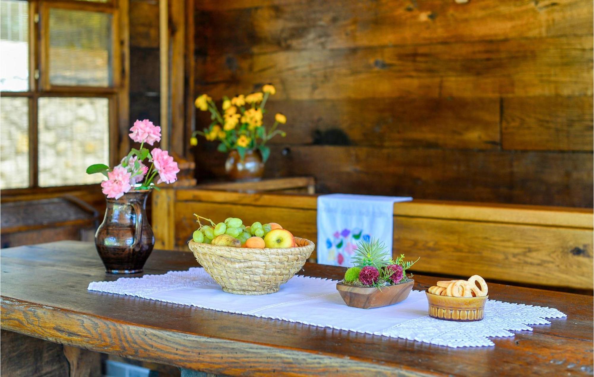 Awesome home in Varazdin Breg with Jacuzzi, WiFi&2 Bedrooms Buitenkant foto